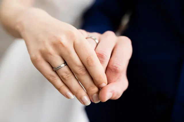 Spontan heiraten wie in Las Vegas? Das geht im Rahmen einer Aktion der evangelischen Kirche auch in Rheinland-Pfalz. (Symbolbild) | Foto: Rolf Vennenbernd/dpa/dpa-tmn