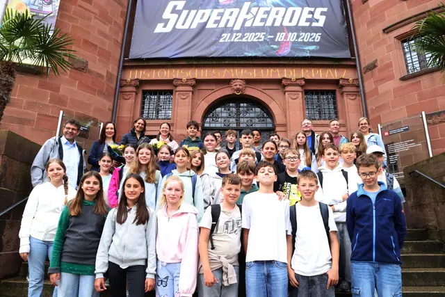 Die Schulklassen 6a und 6b der Nikolaus-von-Weis-Realschule plus, zusammen mit ihren Lehrern Nicole Lampe, Isabel Winkler, Holger Jockers und David Ell sowie Holger Grimm, Präsident des Lions-Club Speyer, Simone Heimann, Direktorin Historisches Museum der Pfalz, und Heike Externbrink-Becker, Bildung und Vermittlung im Historischen Museum der Pfalz Speyer

 | Foto: Historisches Museum der Pfalz/Anna Ockert 
