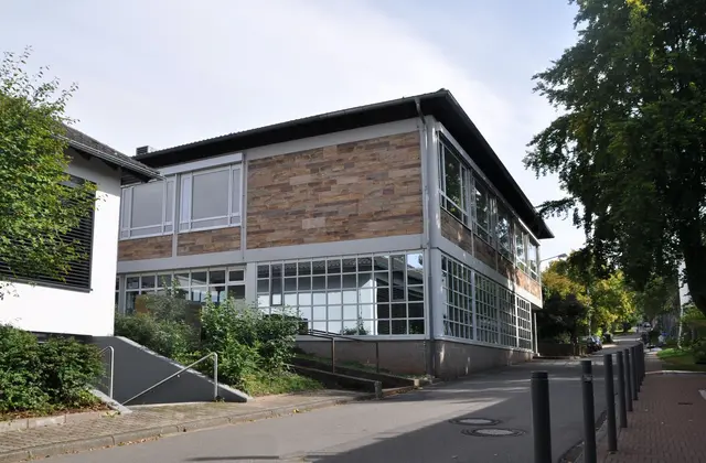 Das Evangelische Trifels-Gymnasium in Annweiler steht vor einer richtungsweisenden Entscheidung. Landkreis, Kommunen und Kirchenbezirk werben für den Erhalt der kirchlichen Trägerschaft. | Foto: Archiv/Heintz