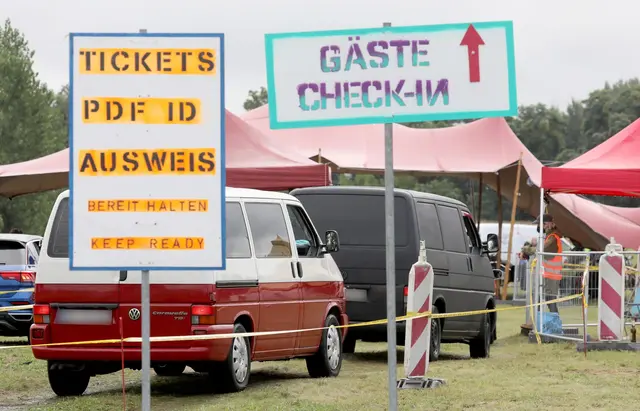 Festivalbesuch mit dem Auto – klingt nach Freiheit, braucht aber Planung: Mit diesen Tipps kommt man entspannter hin (und wieder weg). | Foto: dpa