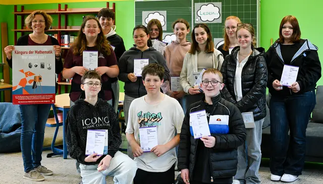 Die teilnehmenden Schülerinnen und Schüler der Klassenstufe 7-10 aus Wolfstein mit Lehrerin Christiane Roth.  | Foto: Karina Rüster