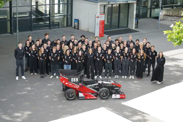 Das CURE-Team präsentiert stolz den CM-26x Caro – den Rennwagen für die diesjährige Formula-Student-Saison | Foto: CURE Mannheim (DHBW Mannheim)