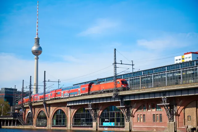 Der modernisierte Bahnhof Enzberg bietet längere Bahnsteige und barrierefreien Einstieg. Neue Doppelstockzüge sorgen für mehr Kapazität auf der Strecke zwischen Stuttgart und Karlsruhe. | Foto: Deutsche Bahn AG / Dominic Dupont