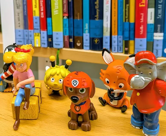 Tonie-Figuren, die zu Hause schon oft gelaufen sind, lassen sich in der Bibliothek gegen neue Hörabenteuer tauschen. | Foto:  Stadtbibliothek Karlsruhe