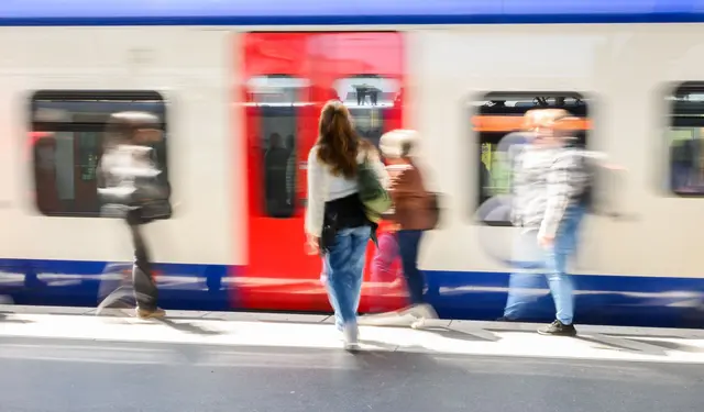 Während der gesamten Sommerferien können die Schülerinnen und Schüler das Deutschlandticket nicht nutzen. (Archivbild) | Foto: Julian Stratenschulte/dpa