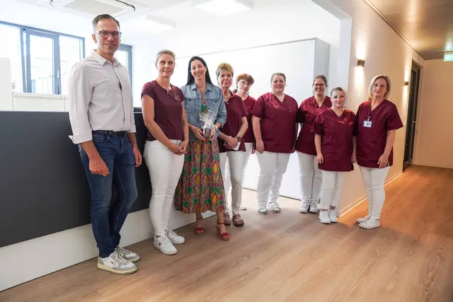 Eröffnung der neuen Praxis (von links): Dr. med. Christian Kunz (Ärztlicher Leiter im MVZ Kaiserslautern), Jessica Geye (Fachärztin), Anja Pfeiffer (Sozialdezernentin und Aufsichtsratsvorsitzende), und Dr. med. Ulrike Friedrich (Fachärztin) sowie das Mitarbeiter-Team der Praxis | Foto: Westpfalz-Klinikum