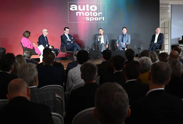 Auf dem Podium: Porsche-Chef Michael Leiters (2.v.l-r), BMW-Chef Milan Nedeljković, VW-Chef Oliver Blume, Mercedes-Chef Ola Källenius und Audi-Chef Gernot Döllner.  | Foto: Bernd Weißbrod/dpa