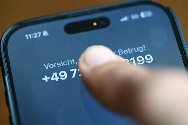 Im Bereich der Verbandsgemeinde Annweiler werden vermehrt Betrugsversuche am Telefon gemeldet. (Symbolbild) | Foto: Wolf von Dewitz/dpa