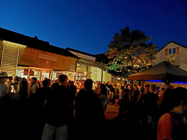 Rund um den Dorfplatz genießen Gäste die besondere Atmosphäre des Niederkirchener „Festes um den Wein“. | Foto: Tourist-Info Deidesheim