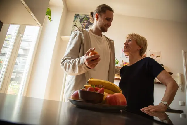 Der Entlastungsbetrag soll pflegende Familien entlasten – etwa durch Haushaltsunterstützung, Begleitung oder Betreuungsangebote. | Foto: dpa