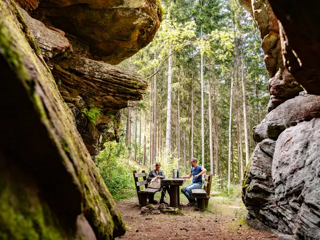 Wanderpause am Nibelungenfelsen bei Elmstein: Wenn es im Sommer drückt, suchen viele Menschen nach Orten, an denen es auch ohne Meer angenehm kühl bleibt. | Foto: Pfalz Touristik, Fachenbach Medien