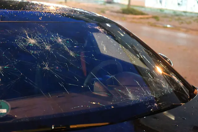 Hagelschaden am Auto? Wer jetzt losrepariert ohne Deckungszusage, zahlt am Ende vielleicht selbst.  | Foto: dpa