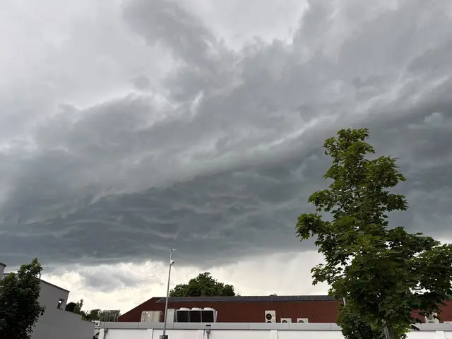 Wolken ziehen wieder auf. (Archivbild) | Foto: Nico Pointner/dpa