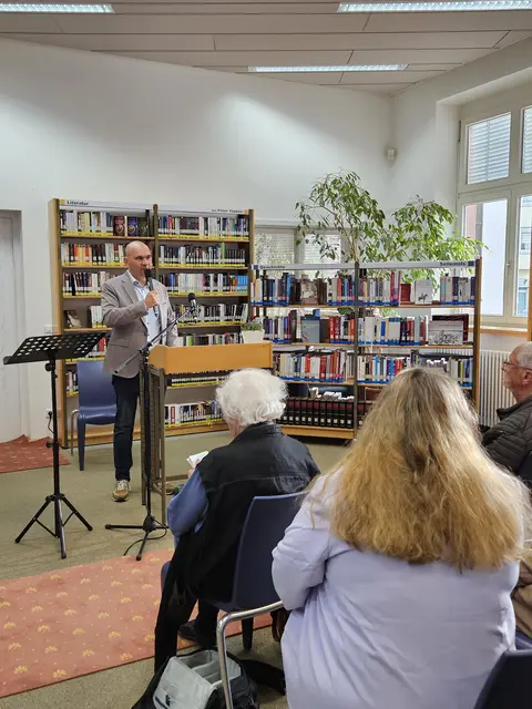 Bürgermeister Manfred Schulz eröffnete das Lesefestival "Lautern liest" in der Pfalzbibliothek und dankte allen Beteiligten, den Autorinnen und Autoren, den Helferinnen und Helfern im Hintergrund sowie allen Zuhörerinnen und Zuhörern | Foto: Stadt Kaiserslautern