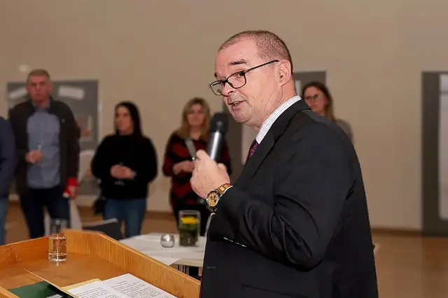 Peter Degenhardt spricht bei einer Veranstaltung. Nach dem erneuten Kerosinablass über dem Pfälzerwald fordert er politische Konsequenzen.