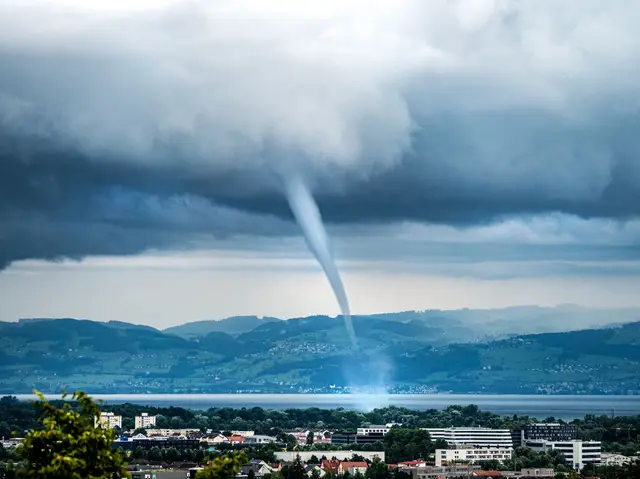 Wasserhosen über dem Bodensee gibt es immer wieder. (Archivbild)  | Foto: Dr. Christoph Sommergruber/dpa