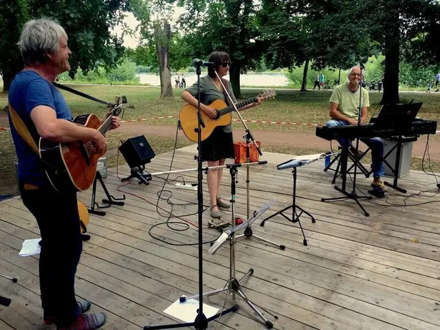 Wer sonntags im Park unterwegs ist, kann beim Konzert an der Muschel kurz stehen bleiben und zuhören. | Foto: Peter Braun/Stadt Landau