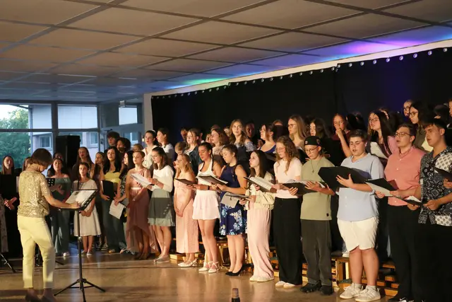 Die Musiklehrerin Brigitte Rausch dirigierte den Projektchor. | Foto: Sickingen-Gymnasium Landstuhl