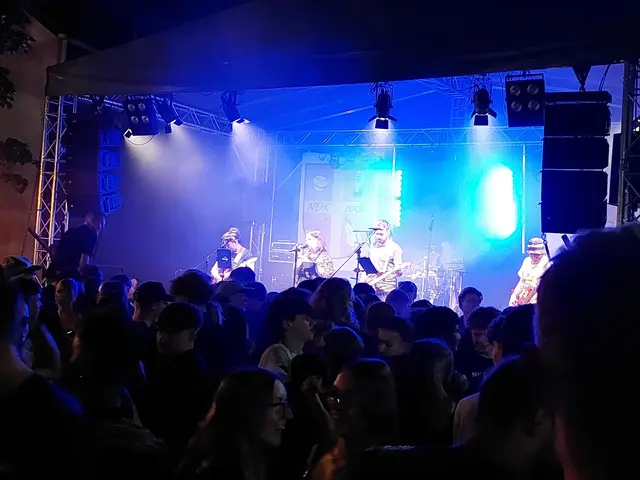 Auf der Dorfplatz-Bühne erwartet die Besucher ein abwechslungsreiches Musikprogramm. | Foto: Tourist-Info Deidesheim
