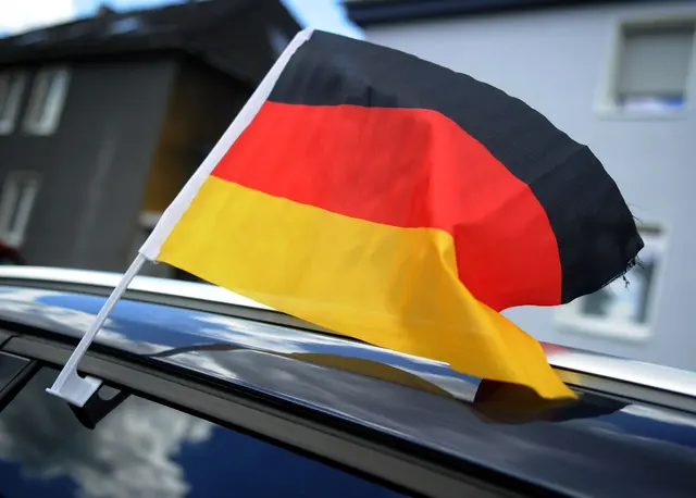 Fahnen und Fan-Deko mit Maß: Kleine Fähnchen und Spiegelsocken sind erlaubt, solange sie die Sicht nicht einschränken oder sich bei schneller Fahrt lösen können. | Foto: dpa