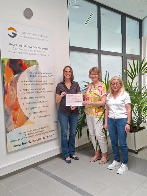 Die Vorsitzende Erika Brand (Mitte) und ihre Stellvertreterin Silvia Williard (rechts) überreichten an die Geschäftsführerin Franziska Emrich jeweils eine Spende in Höhe von 500 Euro für den Hospizverein Kaiserslautern und das Kinderhospiz Kaiserslautern | Foto: Annabel Brand/gratis