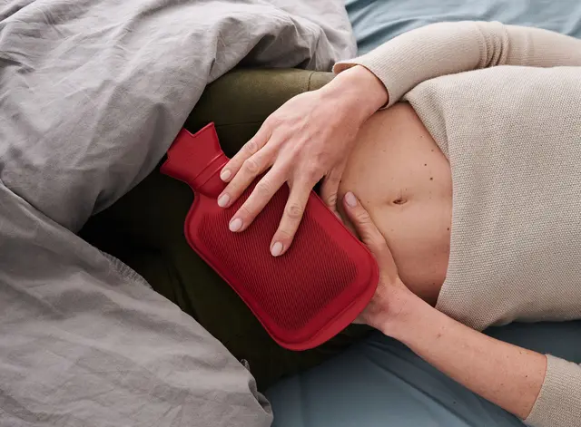 Endometriose kann bei Frauen extrem starke Regelschmerzen verursachen und zu einem unerfüllten Kinderwunsch führen. (Symbolbild) | Foto: Annette Riedl/dpa/dpa-tmn