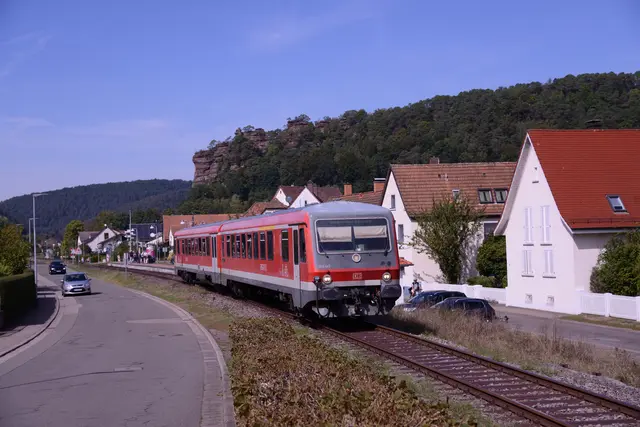 Ab 27. Juni fährt die Wieslauterbahn wieder durchs Dahner Felsenland. Nach längerer Sperrung rollen die Züge pünktlich zum Beginn der Sommerferien erneut durchs Wieslautertal. | Foto: Matthäus Burkhart / Eisenbahnfreunde Dahn