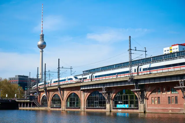 Mit der Wiedereröffnung der Strecke Hamburg Berlin fahren wieder mehr ICE und Railjet direkt zwischen den Metropolen. Zum Start verkauft die Deutsche Bahn 100.000 Fernverkehrstickets für 14,99 Euro. | Foto: Deutsche Bahn AG / Dominic Dupont