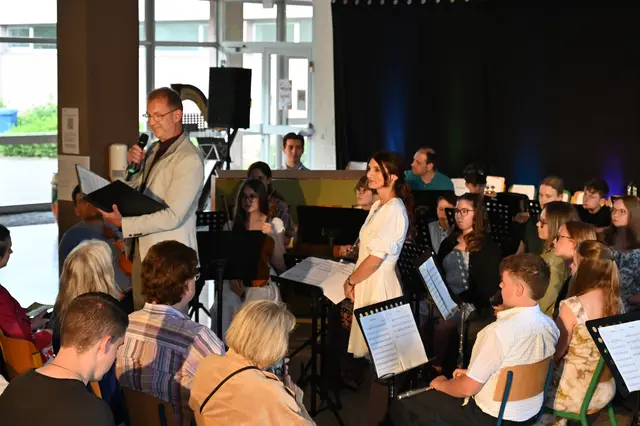 Der Schulleiter Philipp Wehmann eröffnete das Schulkonzert mit einer Ansprache. | Foto: Sickingen-Gymnasium Landstuhl
