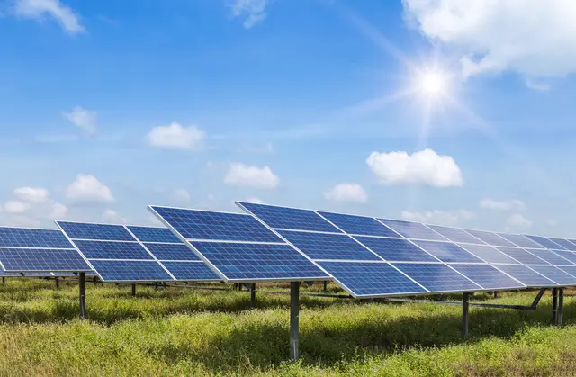 Wer sich für neue Solarflächen oder Regeln für Grün und Werbung in Karlsruhe interessiert, kann die Unterlagen zur Sitzung vorab online nachlesen. | Foto: Soonthorn/stock.adobe.com