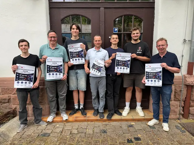 Die Planungsgruppe gibt nicht auf: Nach der wetterbedingten Absage der Beach-Party im vergangenen Jahr laden die jungen Ehrenamtlichen nun zur ersten School’s-out-Party für junge Engagierte in Viernheim ein. v.l.: Frank Hermann, Harald Hofmann (Bürgerengagement), Leo Zimmermann, Lars Prechtl (Jugendförderung), Ellis Kravtschenko, Moritz Bläß und Bürgermeister Matthias Baaß | Foto: Stadt Viernheim