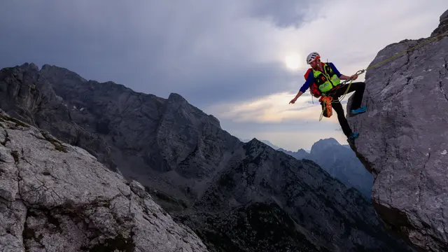 In höchster Not - Bergretter im Einsatz: Die ARD-Dokuserie zeigt Bergwacht-Einsätze in alpinem Gelände. | Foto: BR Bayerischer Rundfunk