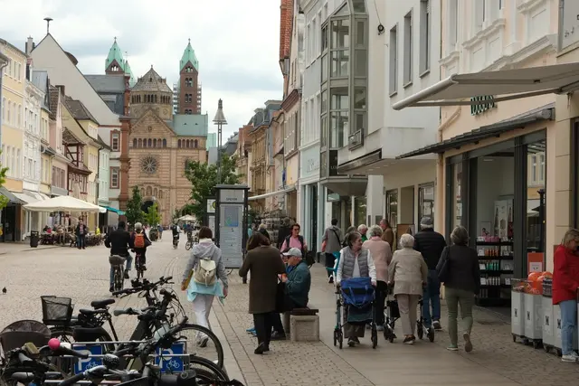 Wer zu Fuß in der Stadt unterwegs ist, kann bei zwei Rundgängen Problemstellen und gute Wege direkt vor Ort zeigen. | Foto: Stadt Speyer