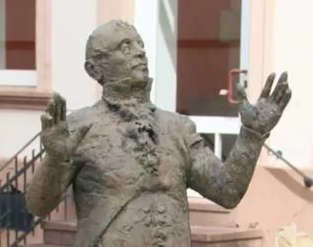 Bildarchiv Kreisstadt St. Wendel
Die Bronzeskulptur des Bildhauers Kurt Tassotti vermittelt einen Eindruck, wie der Komponist Philipp Jakob Riotte als Dirigent in Aktion ausgesehen haben könnte

 

  | Foto: Bonenberger