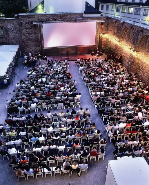 Vor der historischen Kulisse der Erkenbert-Ruine zeigt das Lux Kino vom 23. Juli bis 2. August elf Filme unter freiem Himmel. | Foto: Lux-Kinos
