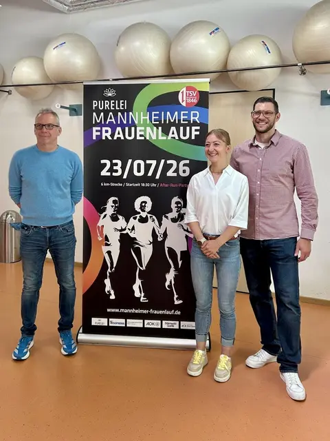 Pressekonferenz PURELI Mannheimer Frauenlauf: Winfried Traub (Abteilungsleiter Triathlon), Merle Brunnée (diesjährige Botschafterin des PURELEI Mannheimer Frauenlaufs) und Andreas Hofmann (Geschäftsführer des TSV Mannheim und Organisator des Laufs)
 | Foto: TSV Mannheim