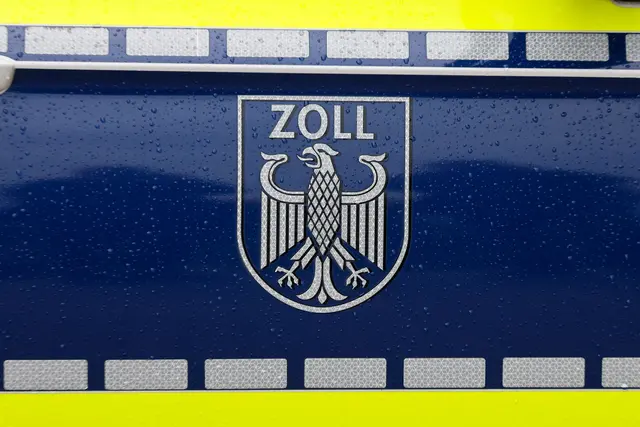 Drei Reisende haben versucht, mehr als 107.000 unversteuerte Zigaretten nach Deutschland einzuführen - erfolglos | Foto: Jan Woitas/dpa