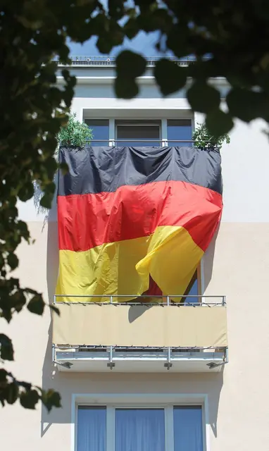 Deutschlandflagge bis zum Nachbarn? WM-Balkon-Deko ist erlaubt, solange sie niemanden verschattet oder gefährdet. | Foto: dpa
