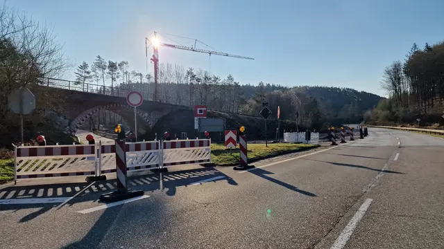 Für Verkehrsteilnehmer stehen einige Einschränkungen bevor: Während die B270 während der gesamten Bauzeit befahrbar bleibt, wird die K6 für die Dauer der Arbeiten vollständig gesperrt. Im Zuge des Baus der neuen Eisenbahnüberführung war der Bereich schon einmal gesperrt. | Foto: Ralf Vester