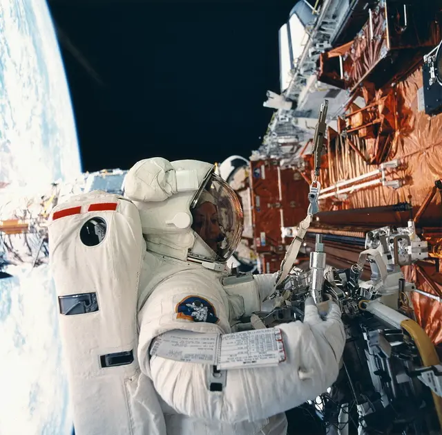 Thornton verbrachte 8 Tage, 21 Stunden, 17 Minuten und 38 Sekunden im Weltraum, umrundete die Erde 141 Mal und  absolvierte einen Außenbordeinsatz von 7 Stunden und 45  Minuten Dauer | Foto: NASA