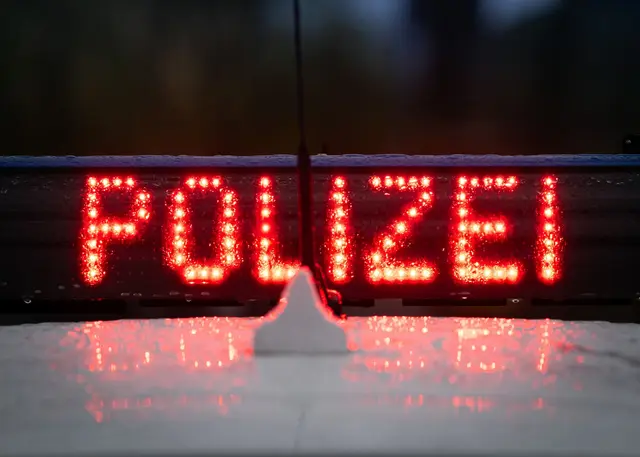 Polizeieinsatz bei Schule in Isny. (Symbolbild) | Foto: Soeren Stache/dpa