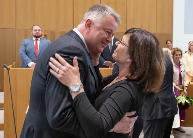 Gordon und Diane Schnieder haben am Sonntag Hochzeitstag. (Archivbild) | Foto: Boris Roessler/dpa Pool/dpa