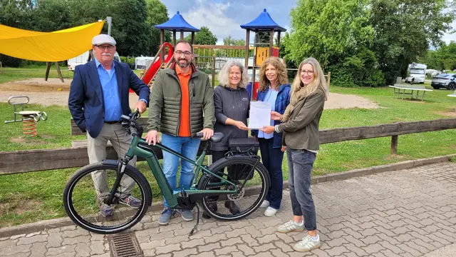 Silke Wiedrig vom Südpfalz-Tourismus Landkreis Germersheim e. V. (rechts) gratulierte stellvertretend für die Kreisbeigeordnete Anette Kloos Frau Minnegard Bozic (3. von rechts) zur erfolgreichen Bett+Bike-Zertifizierung. Weitere Gratulanten: (v. l. n. r.) Theo Dreyer, Kreisbeigeordneter der Verbandsgemeinde Rülzheim, Michael Braun, Ortsbürgermeister von Rülzheim, und Petra Becker vom Südpfalz-Tourismus Verbandsgemeinde Rülzheim e. V. 


 | Foto: Bildquelle: Südpfalz-Tourismus Landkreis Germersheim e.V.