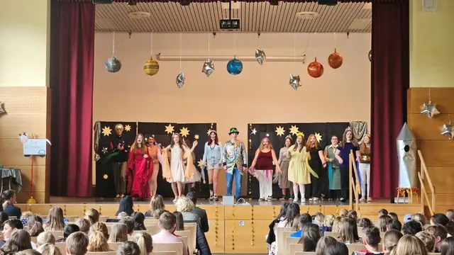 Die Musical-AG der Realschule plus Altenglan begeisterte mit der Aufführung des Musicals „Leben im All“ | Foto: Realschule plus Altenglan/Julia Moog 