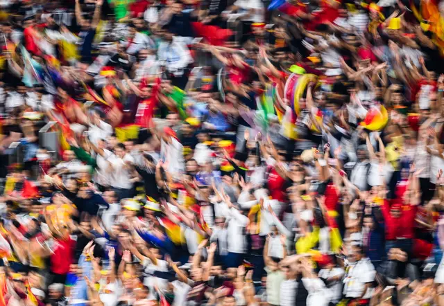 Herzklopfen in Echtzeit: Die Studie liefert erstmals globale, datengestützte Einblicke, wie kollektive Fußballbegeisterung Herz und Nerven von Millionen Fans rund um den Globus beeinflusst. (zu dpa: «Ihr Fußball-Herzschlag zur WM: Mitmessen per Smartwatch») | Foto: dpa