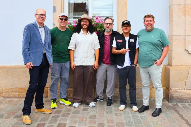 Freuen sich auf die Fête de la Musique in der Landauer Innenstadt: Oberbürgermeister Dominik Geißler (l.), Matthias Müller (2. v. l.), Jeffrey Deubler (3. v. l.) und Yods Pegoro (2. v. r.) von den Fuzo Groovers, die bei der Fête de la Musique auftreten werden, sowie Michael Fromm (3. v. r.) und Armin Schowalter (r.) von der Kulturinitiative Landau | Foto: Stadt Landau