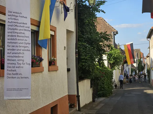 Unter dem Motto „Die Gedanken sind frei...“ säumen Zitate großer Persönlichkeiten die Straße, regen zum Innehalten an und verleihen dem Fest einen besonderen Geist – zumal die Spuren des Hambacher Festes an Originalschauplätzen erfahrbar bleiben. | Foto: Eva Bender