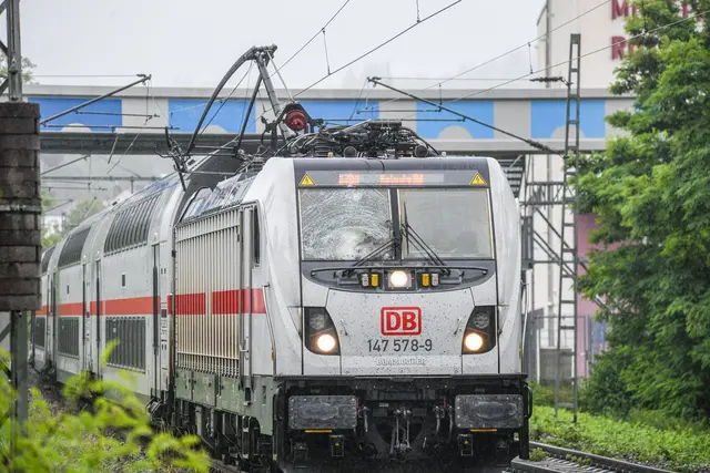 Ein IC hat die Oberleitung mitgerissen.  | Foto: Jason Tschepljakow/dpa