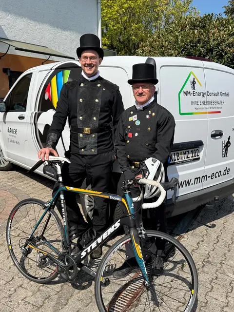 Schornsteinfegermeister mal anders mit dem Rennrad: links Maximilian Bauer Alsenz und Martin Weirich, Obermoschel  | Foto: Arno Mohr 