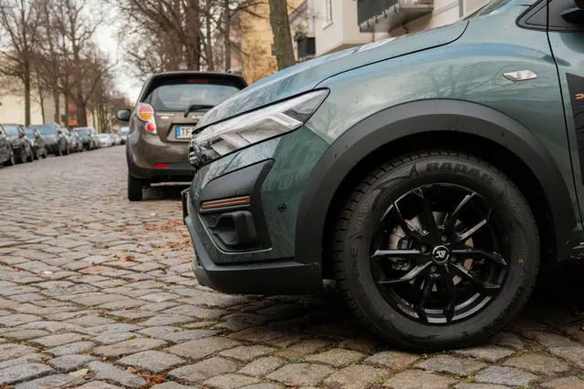 Gefährliche Alltagssituation: Jemand will auf die Straße fahren - Handzeichen von anderen sind dabei nicht immer hilfreich. | Foto: dpa